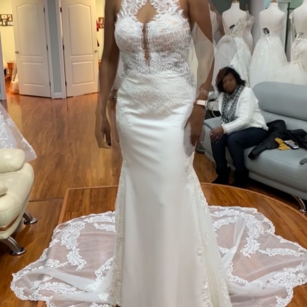 Selling wedding dress, never worn only tried on.